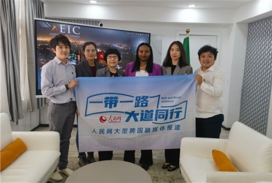埃塞俄比亞投資委主任萊利斯（右三）、萬巧云（左二）與人民網(wǎng)記者合影。