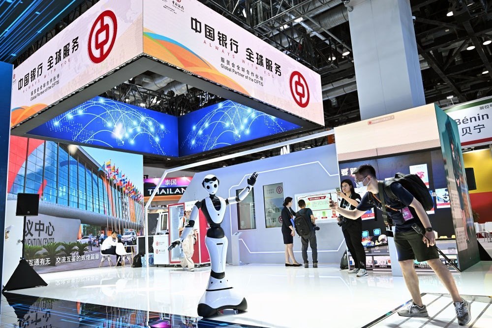 9月1日，媒體記者在國家會議中心中國銀行展臺拍攝一款迎賓接待機(jī)器人。新華社記者 李鑫 攝