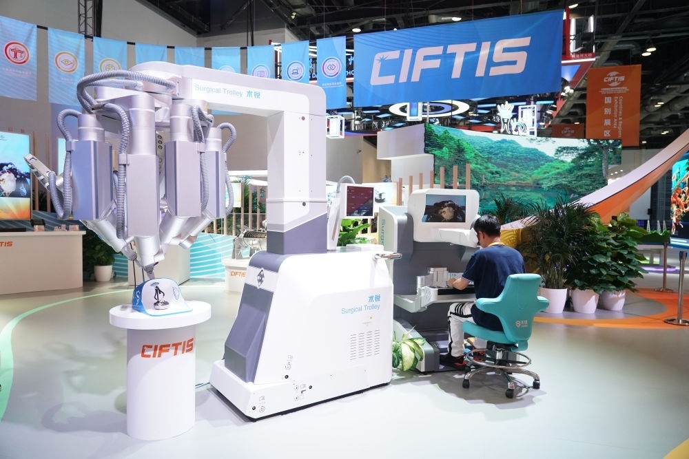 這是9月1日在國家會議中心拍攝的一款單孔腔鏡手術(shù)機(jī)器人。新華社記者 任超 攝