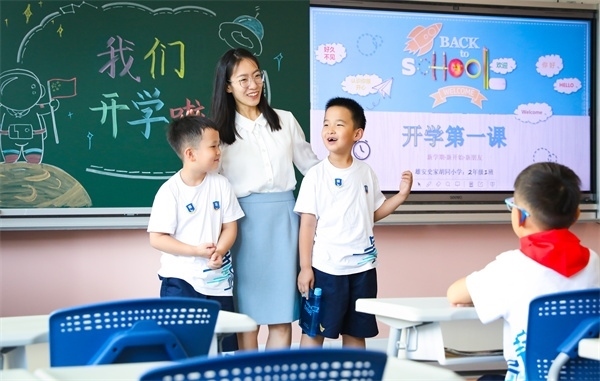 8月30日，雄安史家胡同小學學生體驗學校生活。