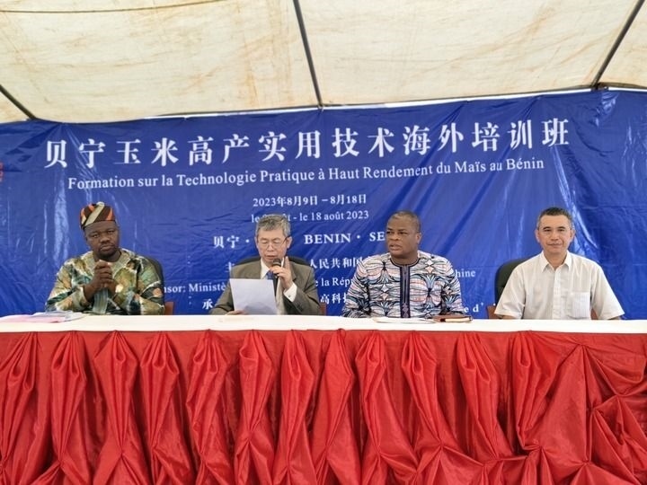 8月9日，2023年貝寧“玉米高產(chǎn)實(shí)用技術(shù)培訓(xùn)班”開班儀式在位于塞梅波吉市的中國援貝寧農(nóng)業(yè)技術(shù)示范中心舉行。
