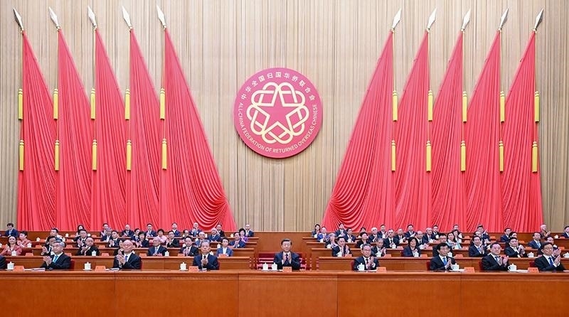 2023年8月31日，第十一次全國歸僑僑眷代表大會在北京人民大會堂開幕。習近平等黨和國家領導人到會祝賀