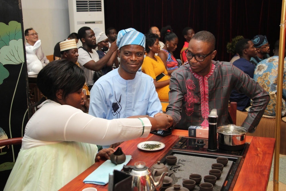 人們?cè)谪悓幙仆信悓幹袊幕行摹安韬吞煜隆ぱ偶鄭u有禮”文化交流活動(dòng)上品茶。