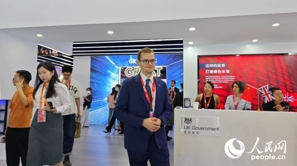 9月2日，英國館館長、英國商業(yè)貿(mào)易部市場推廣主管康鵬接受人民網(wǎng)記者采訪。人民網(wǎng)記者 趙雯博攝