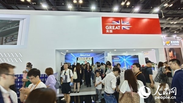 9月3日，英國館吸引參展觀眾駐足。人民網(wǎng)記者 趙雯博攝