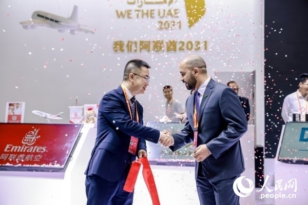 9月3日，阿聯(lián)酋駐華大使館臨時代辦、副館長哈利德·沙赫參贊與中國貿(mào)促會聯(lián)絡(luò)部二級巡視員楊曉軍揭幕阿聯(lián)酋國家館。圖片由阿聯(lián)酋駐華大使館提供