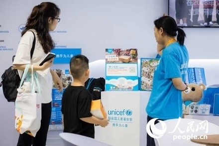 9月2日，觀眾駐足聯(lián)合國兒童基金會展館。圖片由聯(lián)合國兒童基金會提供