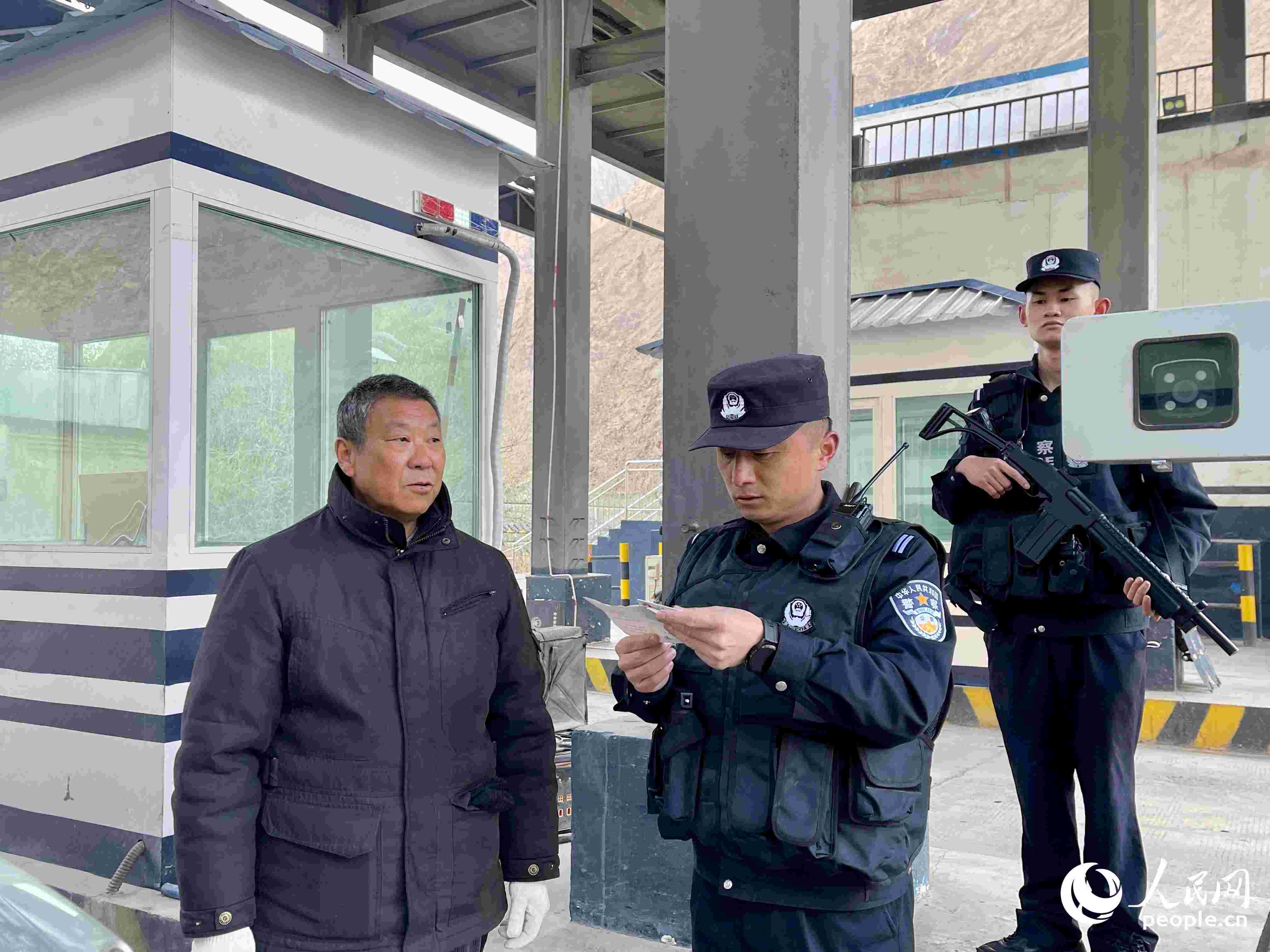 2023年5月10日，在庫地邊境檢查站，陳暢核對進出邊境管理區(qū)人員信息。人民網(wǎng) 周靜圓攝