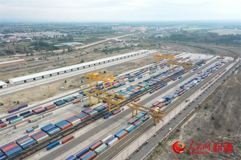 8月8日，在霍爾果斯口岸換裝廠區(qū)，工人正在進(jìn)行吊箱作業(yè)。 人民網(wǎng)記者 張力洋攝