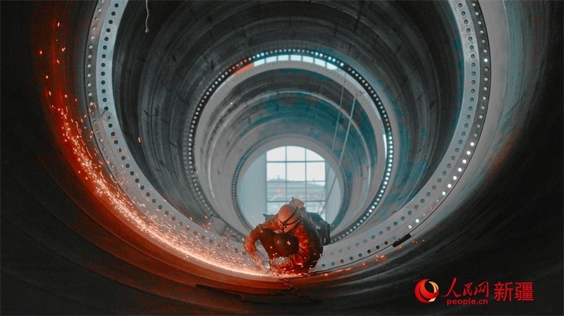 中國水利水電四局（塔城）裝備制造基地，工人們正在開展作業(yè)。 人民網(wǎng) 李欣洋攝