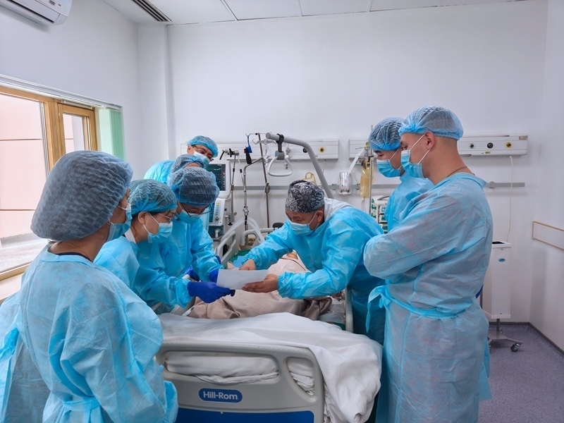 中哈專家團(tuán)隊完成哈國首例離體肝切和自體肝移植術(shù)。 新疆醫(yī)科大學(xué)第一附屬醫(yī)院供圖