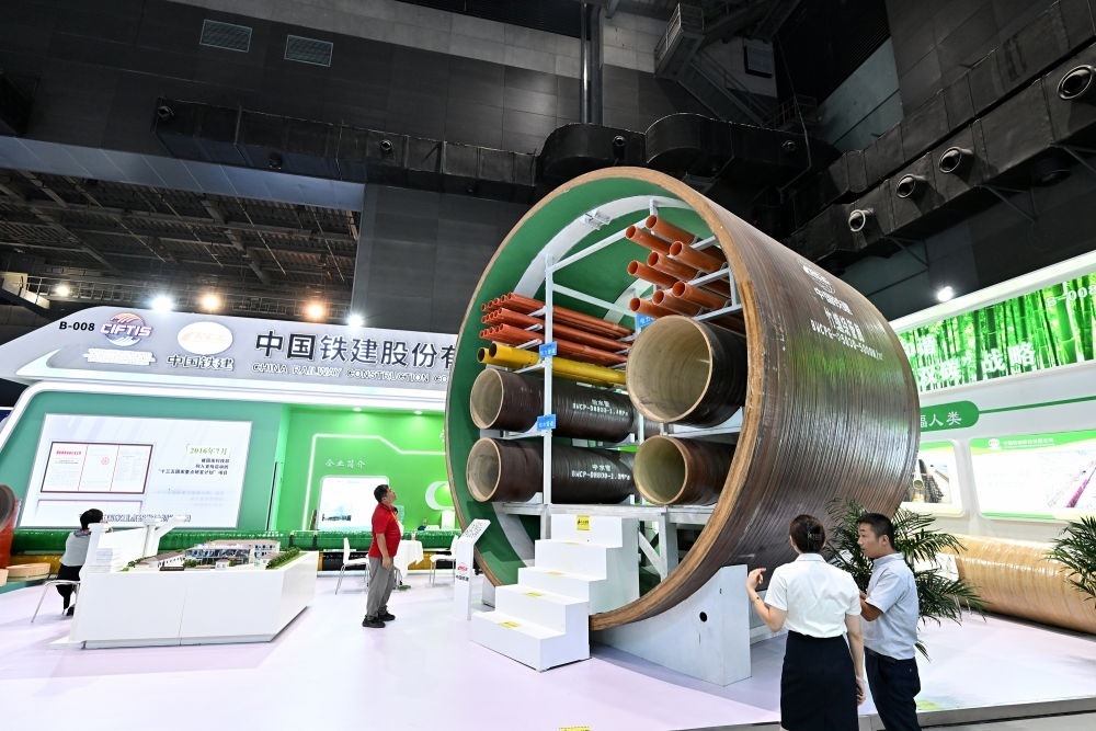 9月2日，在國家體育館舉行的服貿(mào)會環(huán)境服務(wù)專題展上，客商在中國鐵建展位竹纏繞管廊旁了解信息。新華社記者 李鑫 攝