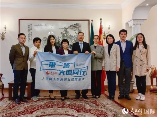 胡長春大使、駐非盟使團(tuán)工作人員與人民網(wǎng)記者合影。