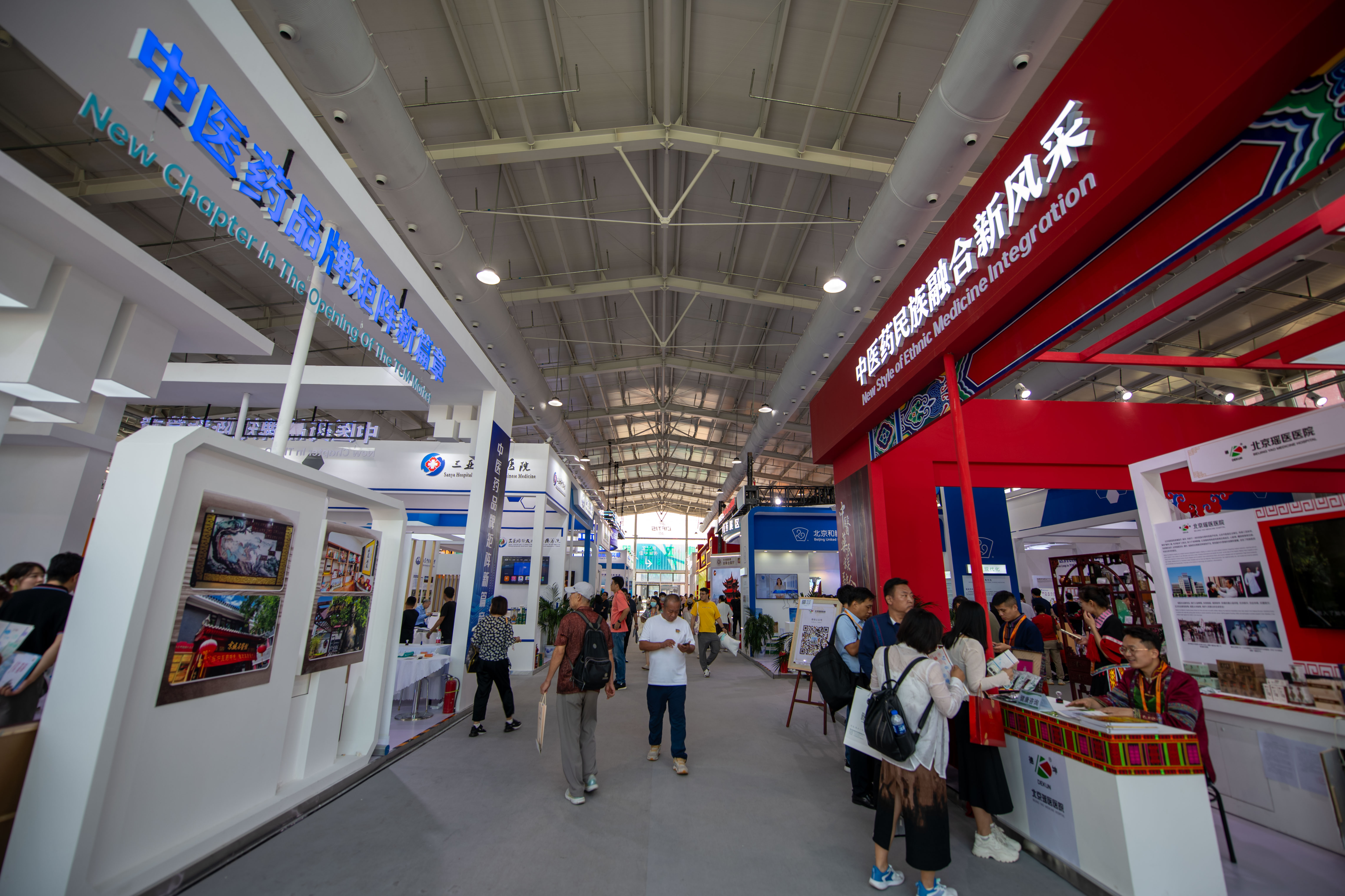 在位于首鋼園的健康衛(wèi)生服務展區(qū)，觀眾正在參觀。人民網(wǎng)記者 翁奇羽攝