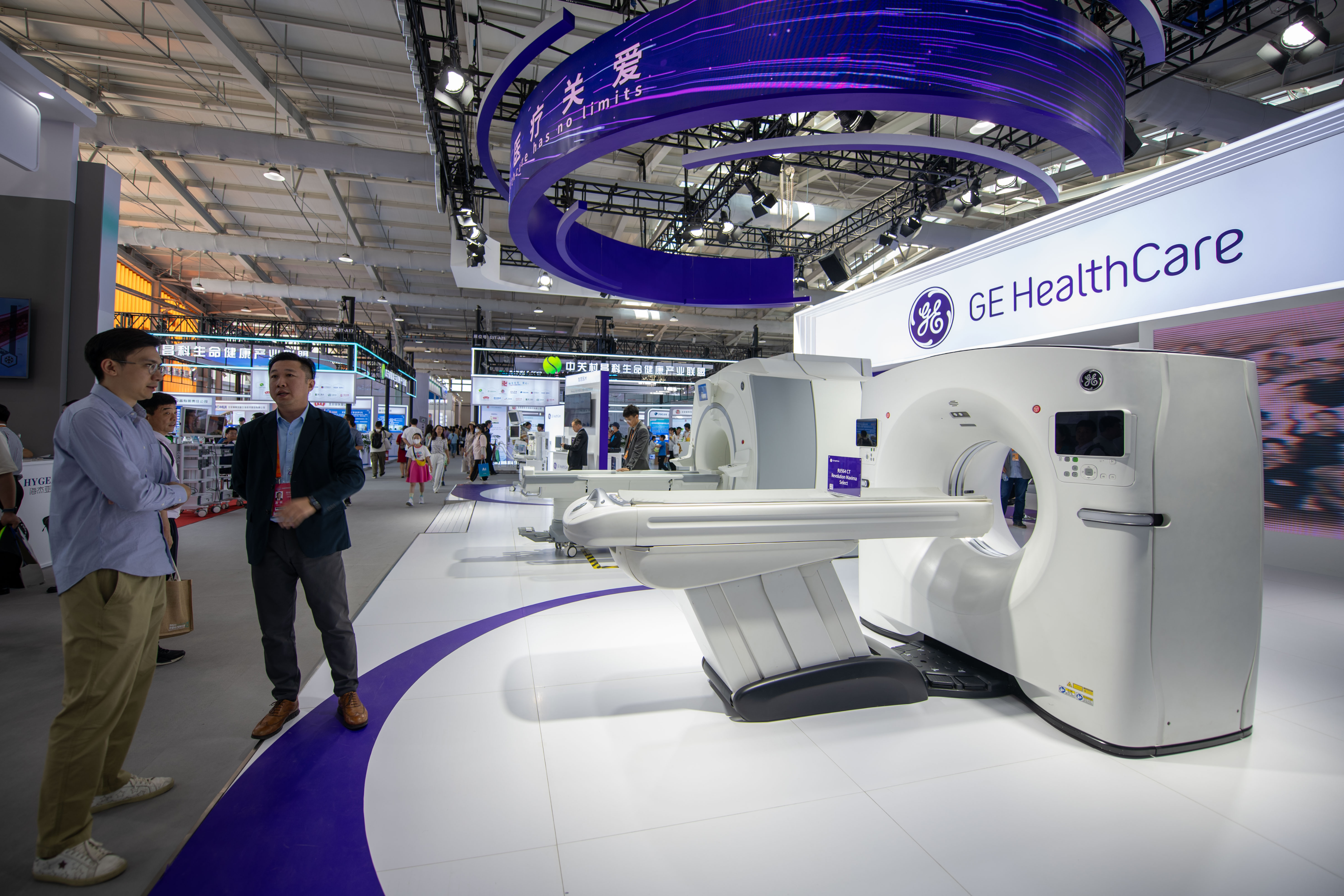 9月3日，在位于首鋼園的健康衛(wèi)生服務展區(qū)，觀眾正在參觀GE展臺。人民網(wǎng)記者 翁奇羽攝