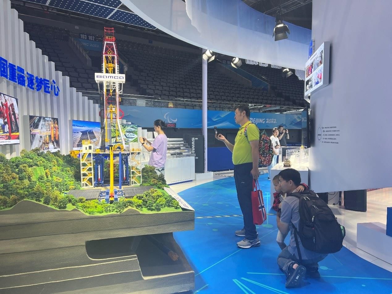 觀展群眾在國家體育館環(huán)境服務展區(qū)。人民網 歐陽易佳攝