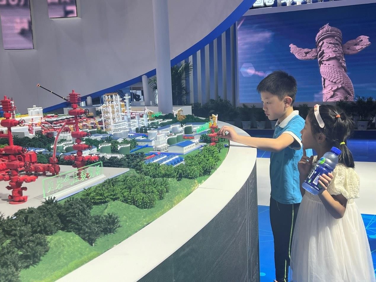 小朋友正在觀看展覽模型。人民網 歐陽易佳攝