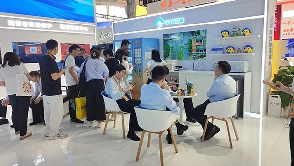 銀行機(jī)構(gòu)“勞動者港灣”的服務(wù)理念，吸引觀展群眾上前咨詢。人民網(wǎng)記者 李彤?dāng)z