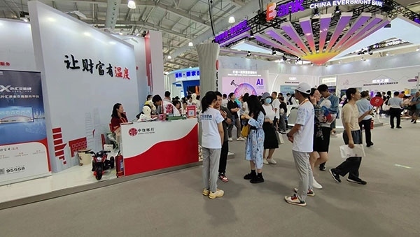 在銀行展臺，“溫度”成為了高頻詞匯。人民網(wǎng)記者 李彤?dāng)z