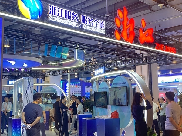 在浙江省交易團(tuán)展區(qū)，數(shù)字支付技術(shù)吸引了觀展群眾的目光。人民網(wǎng)記者 李彤?dāng)z