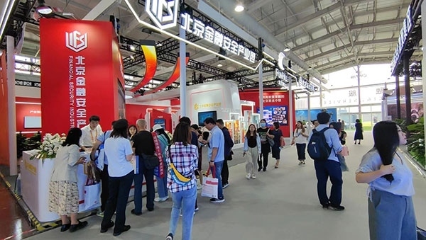 金融安全、投資者教育是金融服務(wù)展區(qū)知識科普的重要展示環(huán)節(jié)。人民網(wǎng)記者 李彤?dāng)z