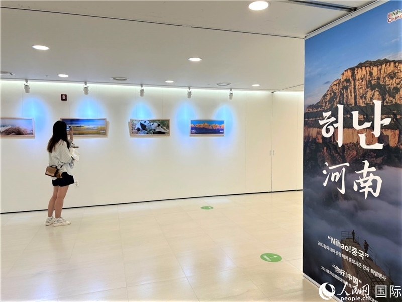 2.民眾參觀“看九曲黃河 聽華夏故事”主題展。人民網(wǎng)記者 馬菲攝