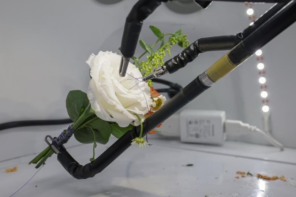 9月4日，在服貿(mào)會(huì)首鋼園區(qū)北京友誼醫(yī)院展臺(tái)，圖邁單臂腔鏡手術(shù)機(jī)器人用手術(shù)線打結(jié)。新華社記者 張玉薇 攝