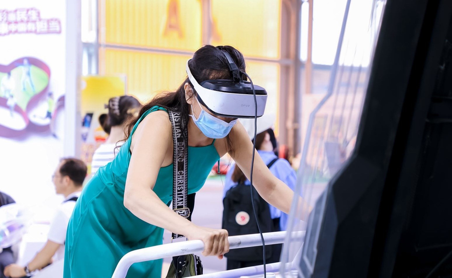 觀眾參與AI體驗(yàn)。圖片來源：中國國際服務(wù)貿(mào)易交易會