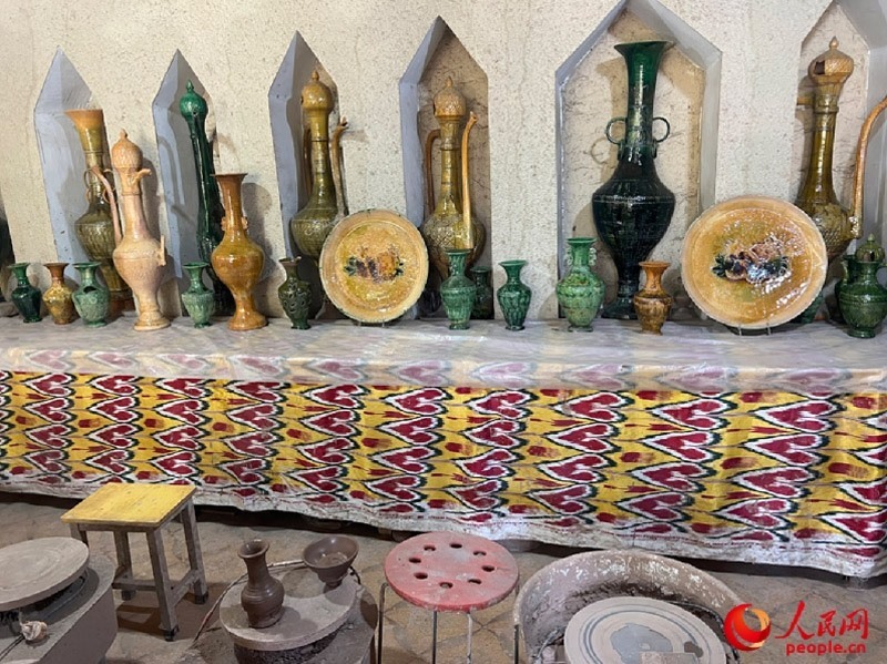 游客制作土陶體驗(yàn)區(qū)。人民網(wǎng)記者 常雪梅攝