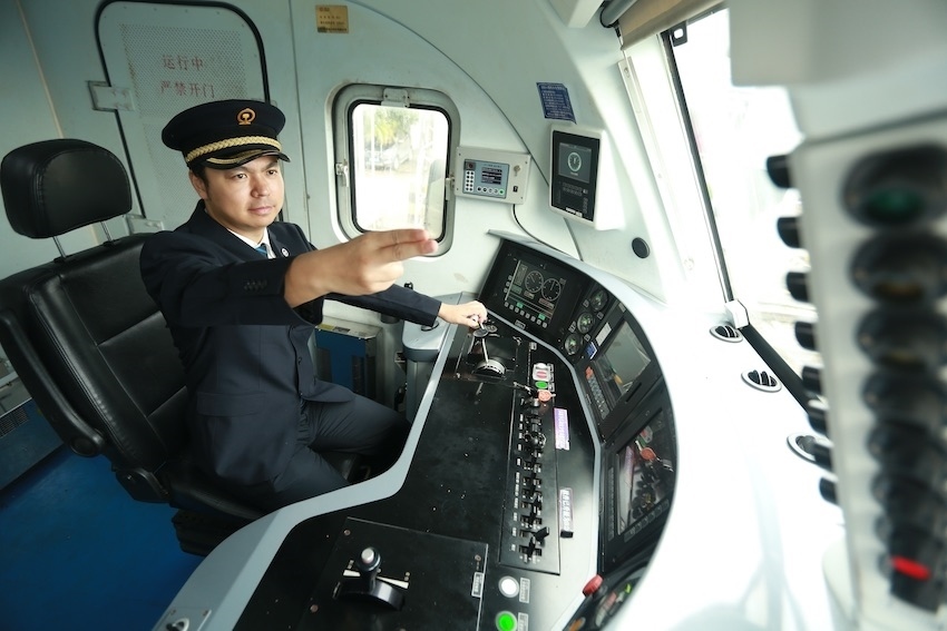 發(fā)車前，仲俊斕確認(rèn)儀表、指示燈狀態(tài)正常。成都機(jī)務(wù)段供圖