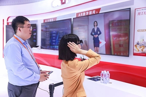 在工商銀行展臺(tái)，數(shù)字員工“工曉伴”與觀展游客互動(dòng)。受訪(fǎng)者供圖