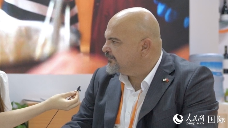 塞浦路斯首席經(jīng)濟商務參贊歐陽路接受記者采訪。人民網(wǎng) 王禹蘅攝