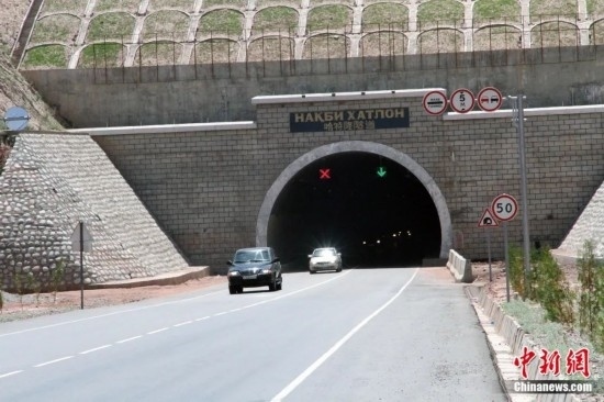 連接塔吉克斯坦南北的重要隧道之一哈特隆隧道由中國路橋承建，是塔國南北公路交通的重要干線道路，對促進(jìn)塔吉克斯坦南北交流和國民經(jīng)濟(jì)發(fā)展具有重要意義。田冰攝