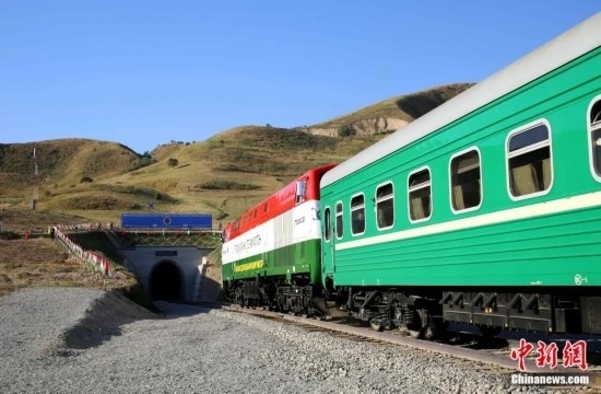 2016年8月24日，塔吉克斯坦“瓦赫達(dá)特-亞灣”鐵路通車。這是絲綢之路經(jīng)濟(jì)帶框架下首個開工并建成的鐵路項目，具標(biāo)志性意義。圖為火車進(jìn)入由中鐵十九局集團(tuán)有限公司承建的隧道。文龍杰 攝