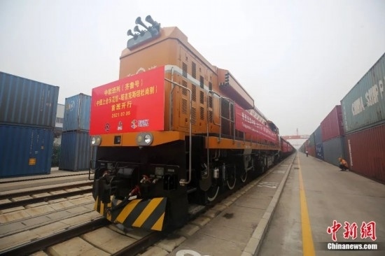 2021年7月5日，中國—上海合作組織地方經(jīng)貿(mào)合作示范區(qū)（簡稱“上合示范區(qū)”）前往塔吉克斯坦首都杜尚別的首班中歐班列（齊魯號）“上合快線”發(fā)出，從上合示范區(qū)青島多式聯(lián)運(yùn)中心啟程，為中國及日本、韓國等周邊國家和地區(qū)與塔吉克斯坦經(jīng)貿(mào)往來提供了全新的物流解決方案。胡耀杰 攝