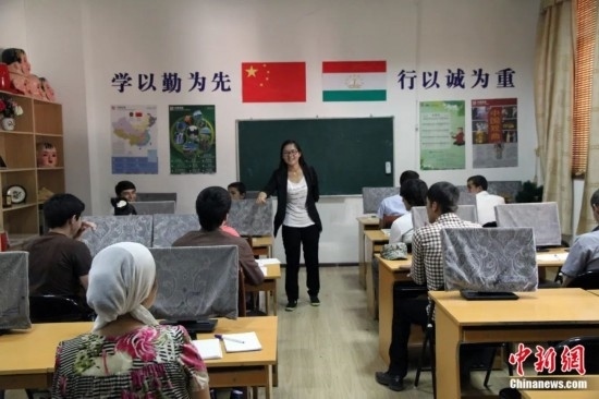 2014年，塔吉克斯坦國立民族大學(xué)的孔子學(xué)院內(nèi)，教師正在為塔吉克斯坦學(xué)生授課。田冰 攝