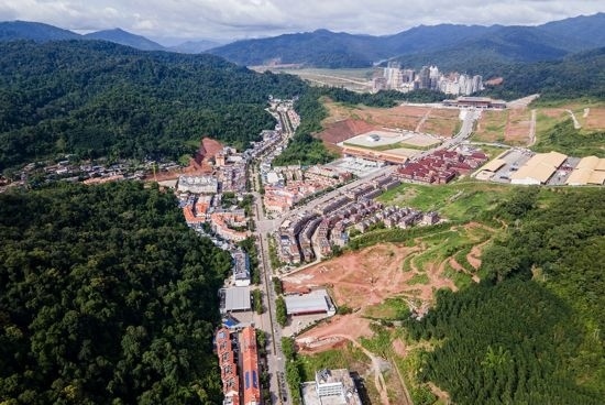 磨憨口岸俯瞰，右前方高層白色建筑群為老撾境內(nèi)。人民網(wǎng)記者 符皓攝