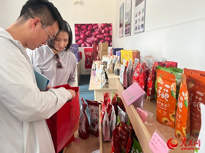 消費者在選購產(chǎn)品。人民網(wǎng)記者 常雪梅攝