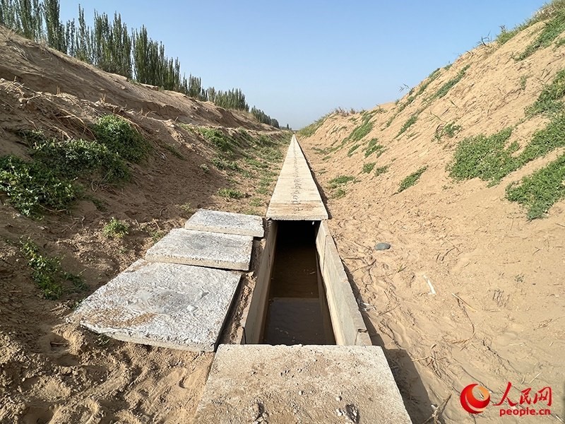 打開蓋板，可見水在寬一米、深一米的渠道內(nèi)暢通流過。人民網(wǎng)記者 常雪梅攝
