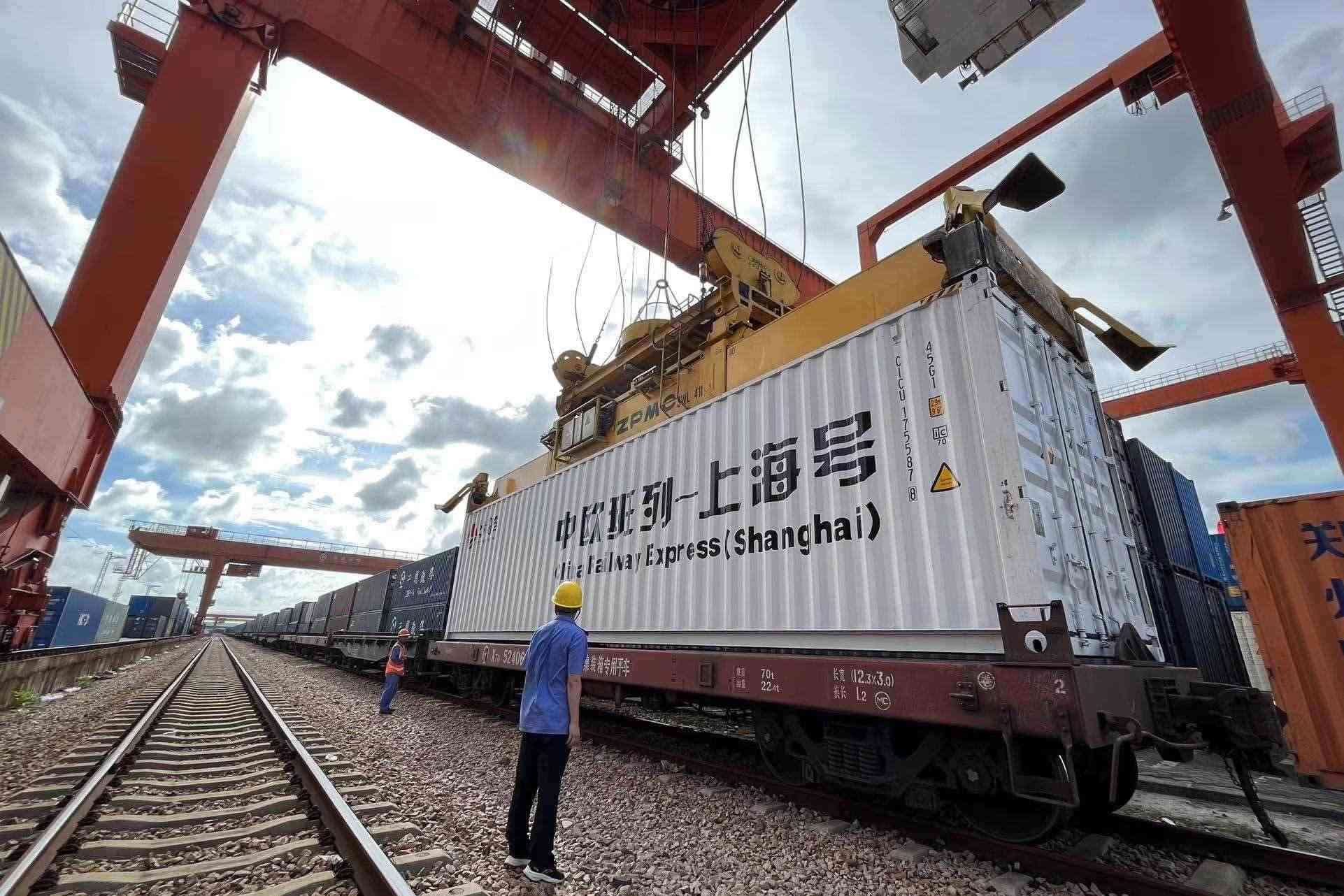 鐵路上海貨運(yùn)中心閔行站貨場(chǎng)內(nèi)，吊機(jī)在貨運(yùn)員的監(jiān)裝下進(jìn)行裝車落箱作業(yè)。人民網(wǎng) 皇甫萬(wàn)里攝