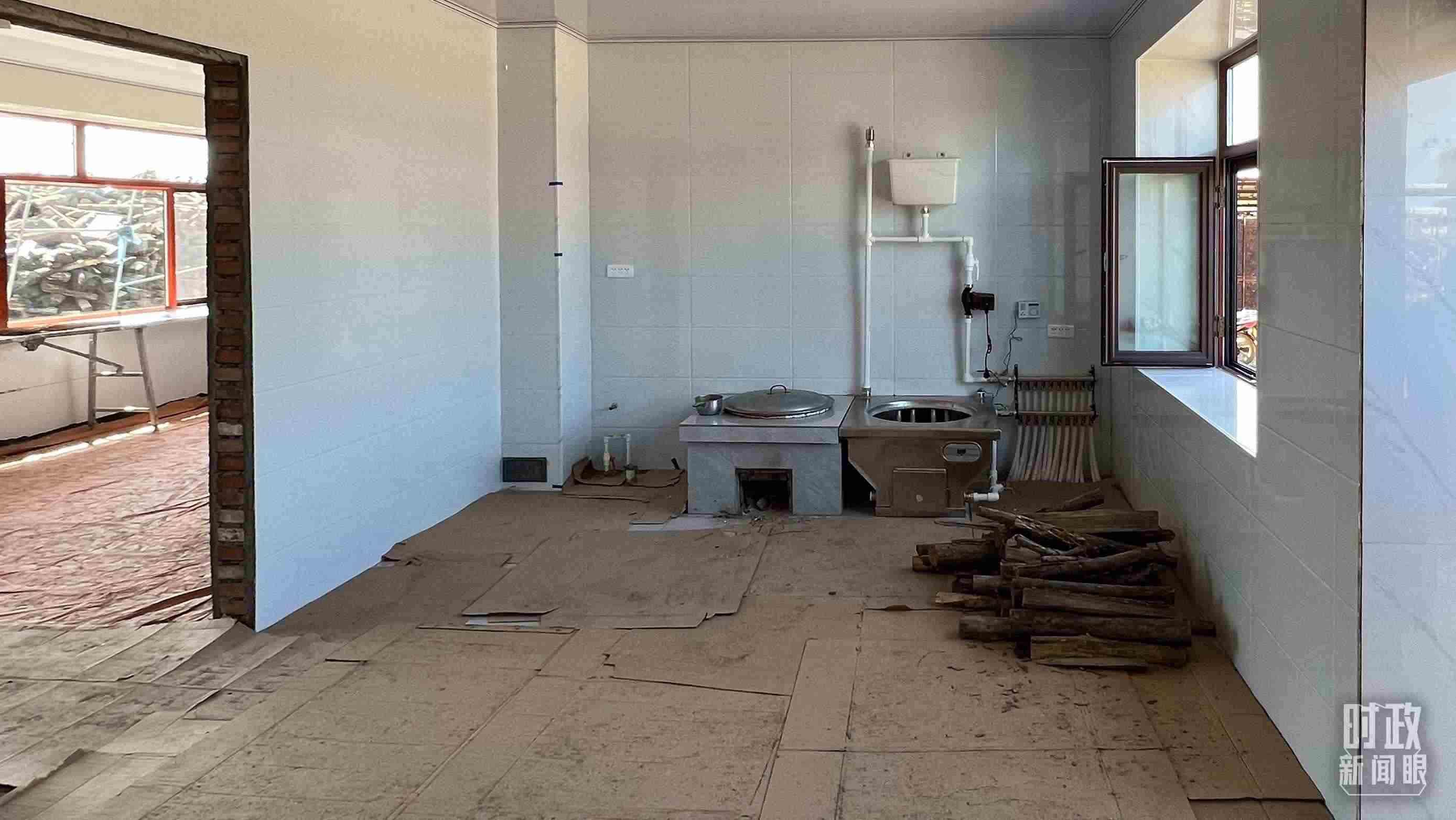 △龍王廟村內(nèi)，受災(zāi)房屋內(nèi)部正在進(jìn)行翻修。（總臺央視記者邢彬拍攝）