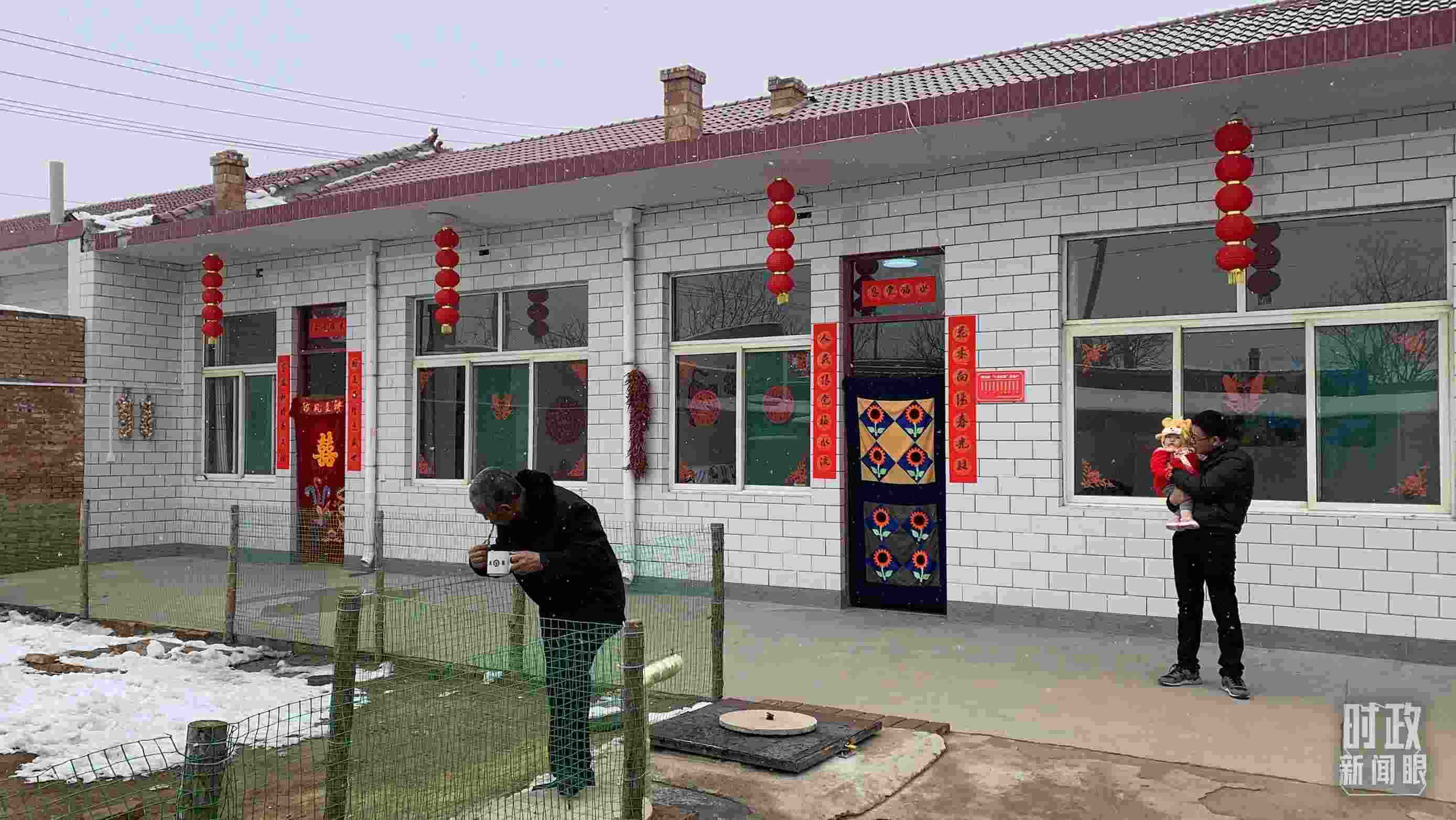 △ 當(dāng)年春節(jié)來臨之前，馮南垣村受災(zāi)村民全部搬進(jìn)了新家。（總臺央視記者段德文拍攝）