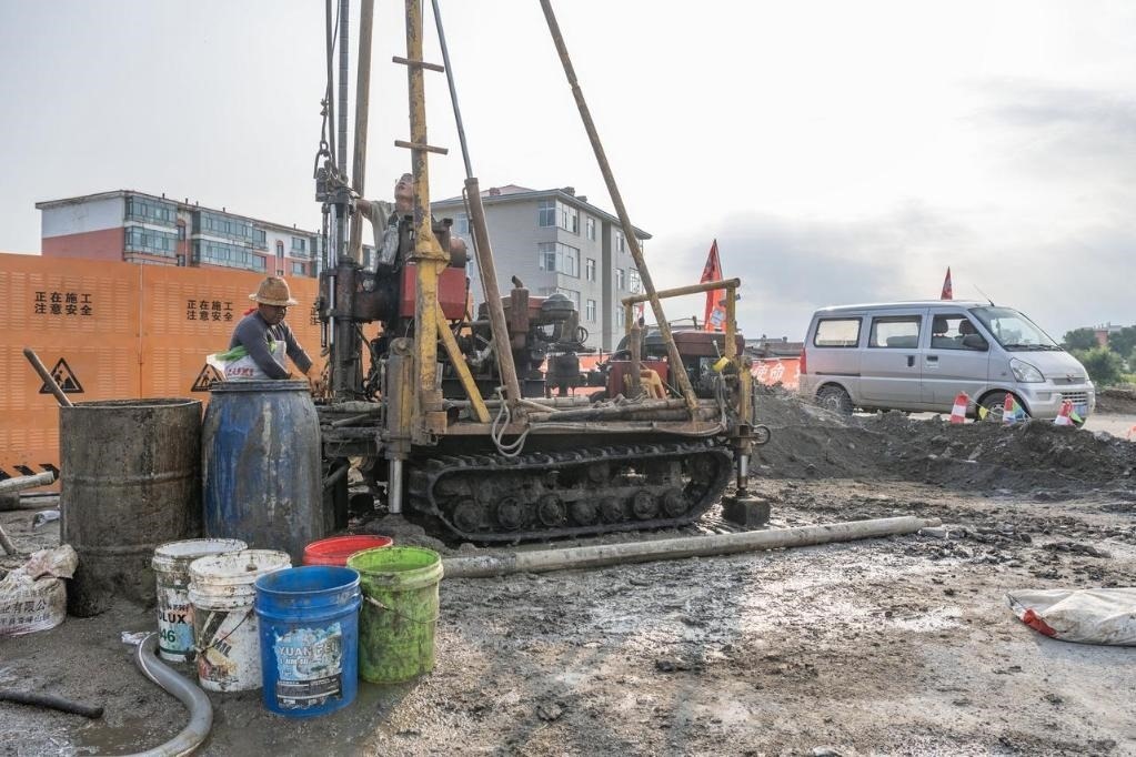 近日，在黑龍江省尚志市老街基鄉(xiāng)，施工人員正在作業(yè)。新華社記者 謝劍飛 攝