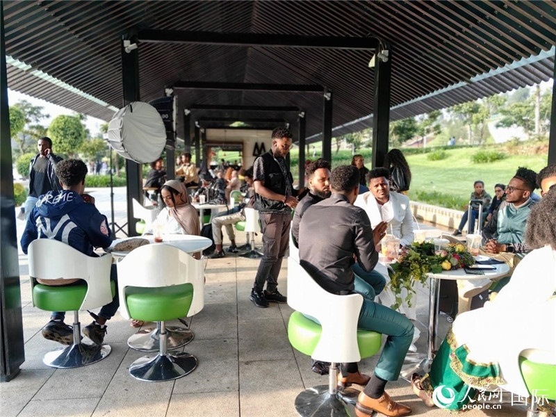 友誼廣場的果汁店一座難求。人民網(wǎng)記者 陳星星攝