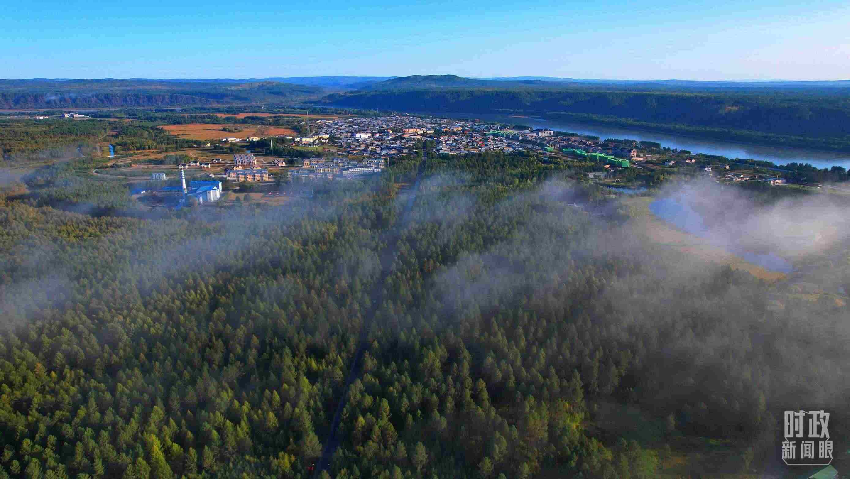 △薄霧籠罩的漠河林場。（總臺(tái)央視記者范凱拍攝）