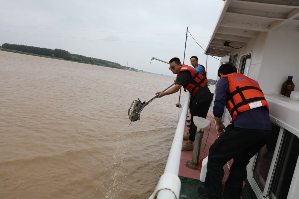 2023年6月29日，調(diào)水調(diào)沙期間，黃河下游利津水文站工作人員在進(jìn)行取沙作業(yè)。新華社記者 劉詩平 攝