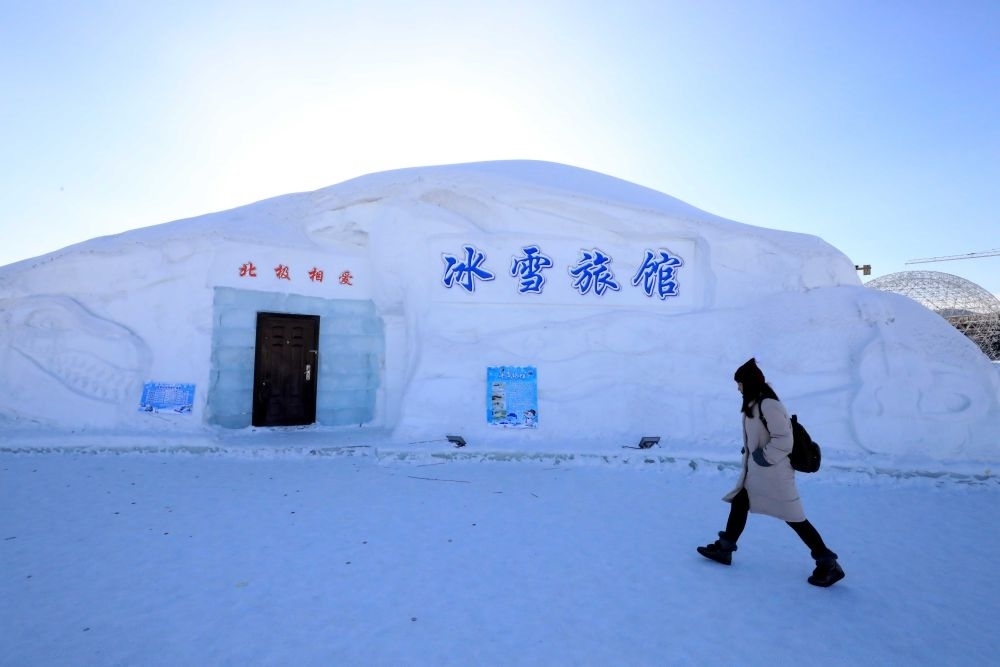游客從北極村冰雪旅館的一個(gè)房間前走過(guò)（2018年1月31日攝）。