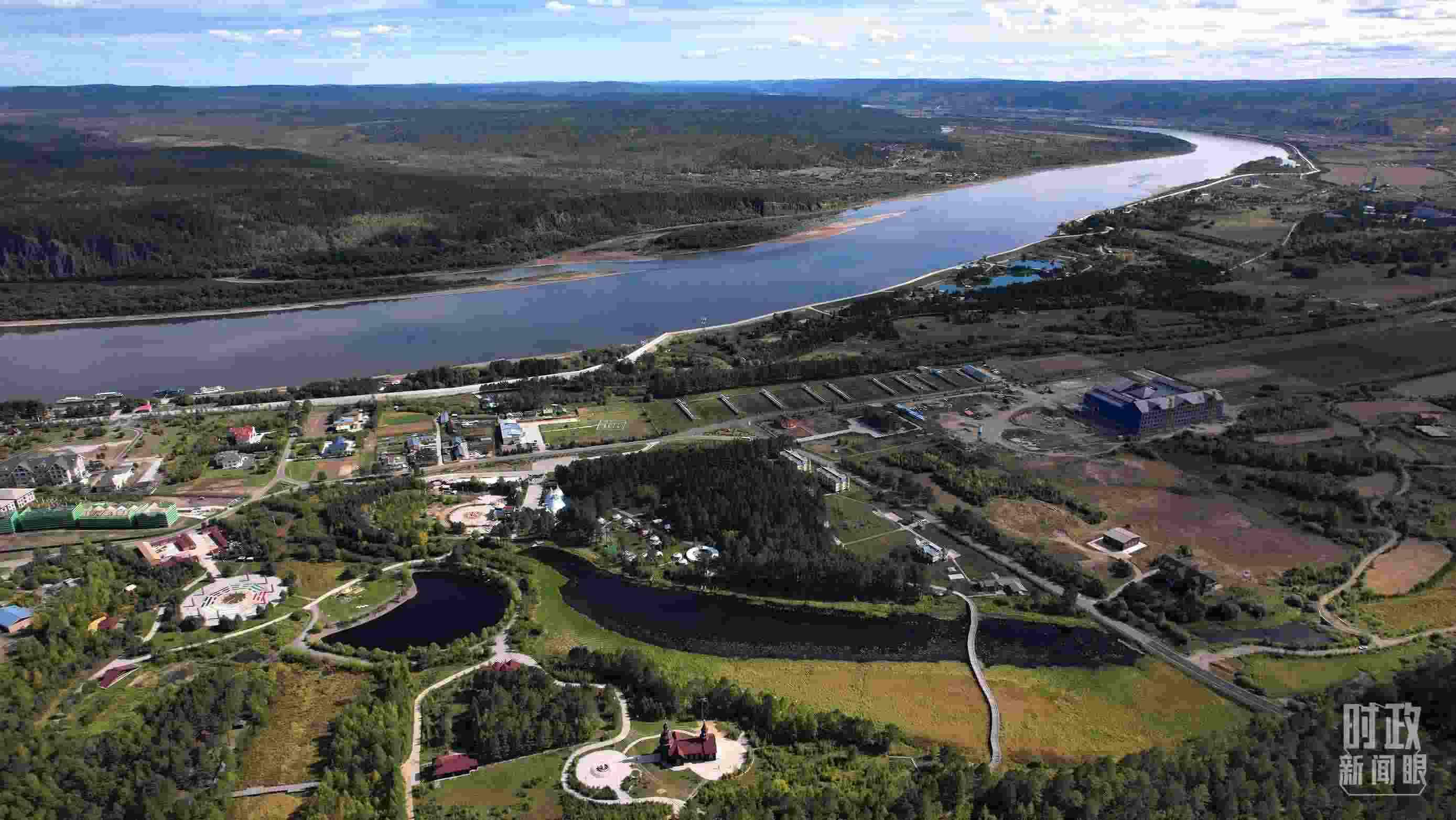 △北極村北邊是中俄界江黑龍江。（總臺(tái)國廣記者李晉拍攝）