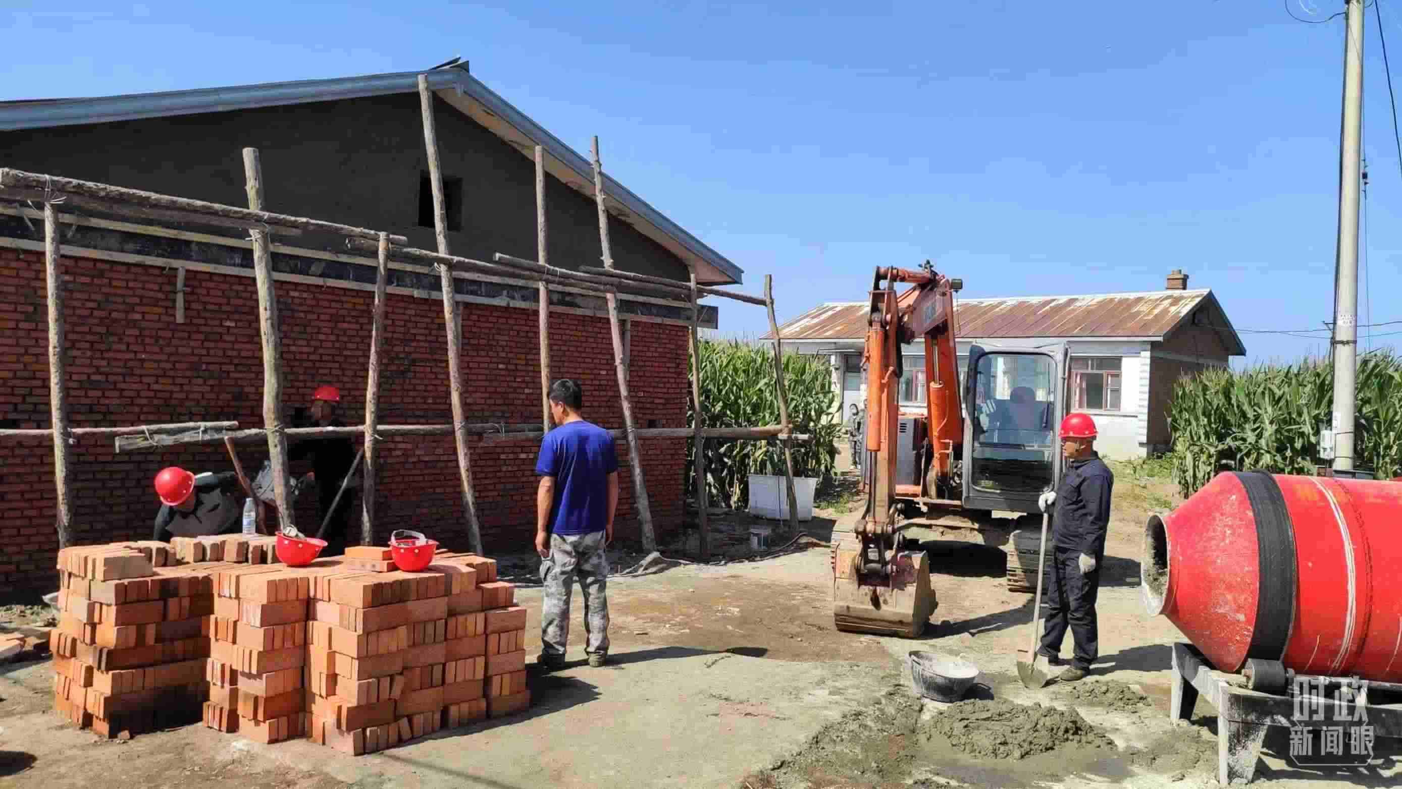 △村民正在修繕被損的房屋。（總臺(tái)央視記者薛冠南拍攝）