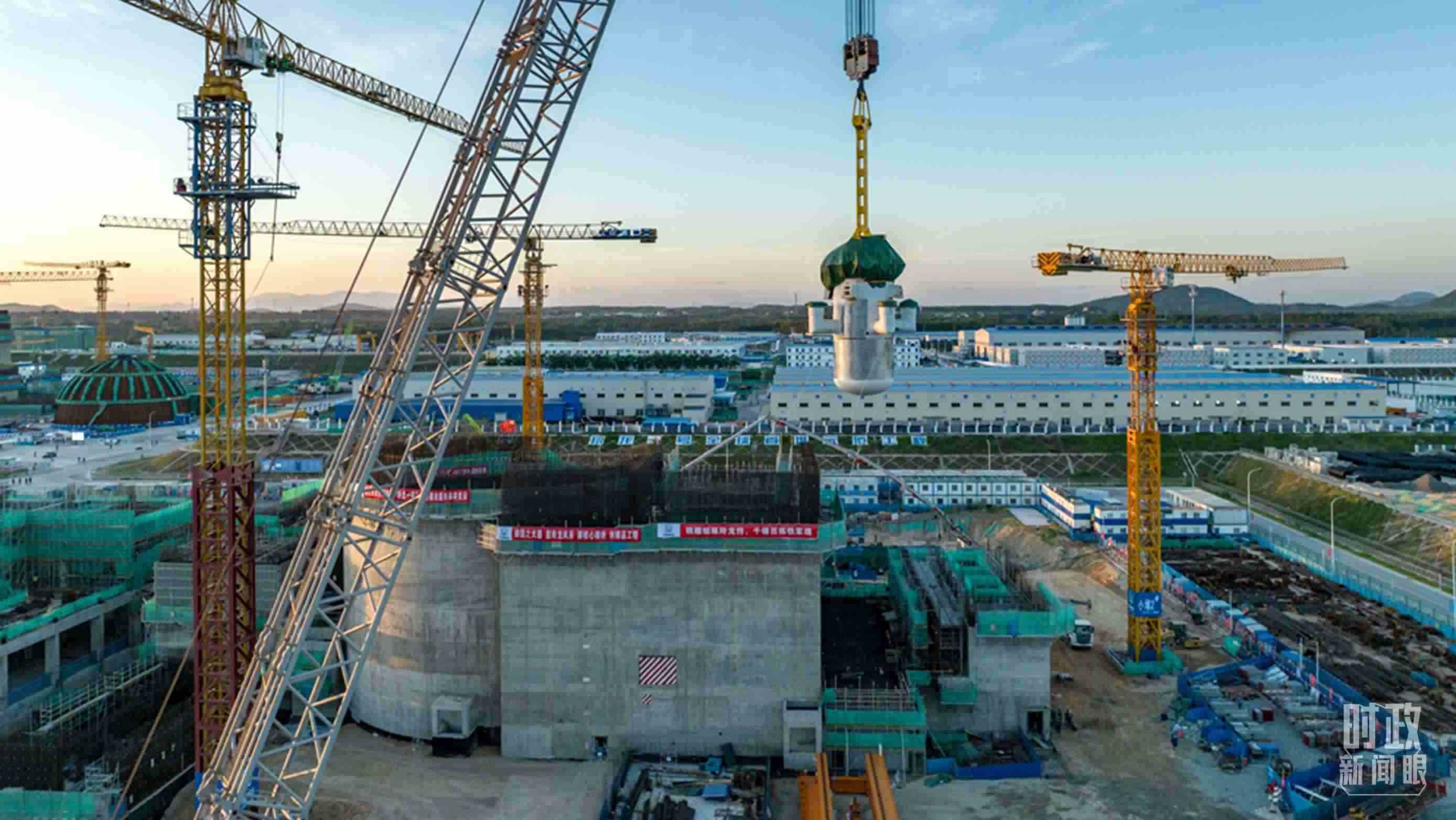 △8月10日，由中國第一重型機(jī)械股份公司承制的玲龍一號(hào)反應(yīng)堆核心模塊“玲龍之心”成功吊裝。（圖/國務(wù)院國資委網(wǎng)站）